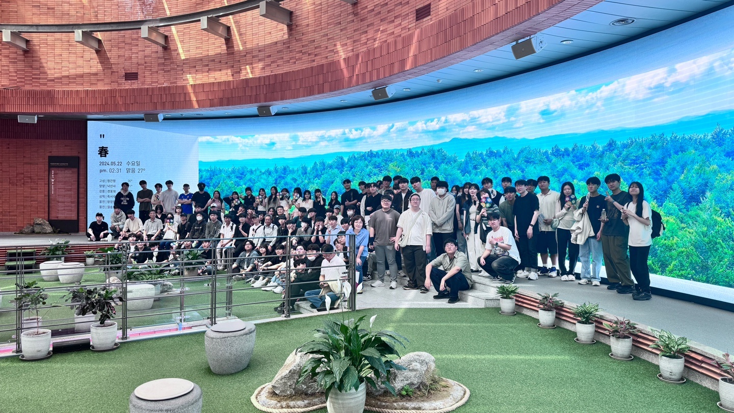 20240522_학과맞춤형 비교과프로그램-_미디어파사드 견학_단체사진 대표이미지